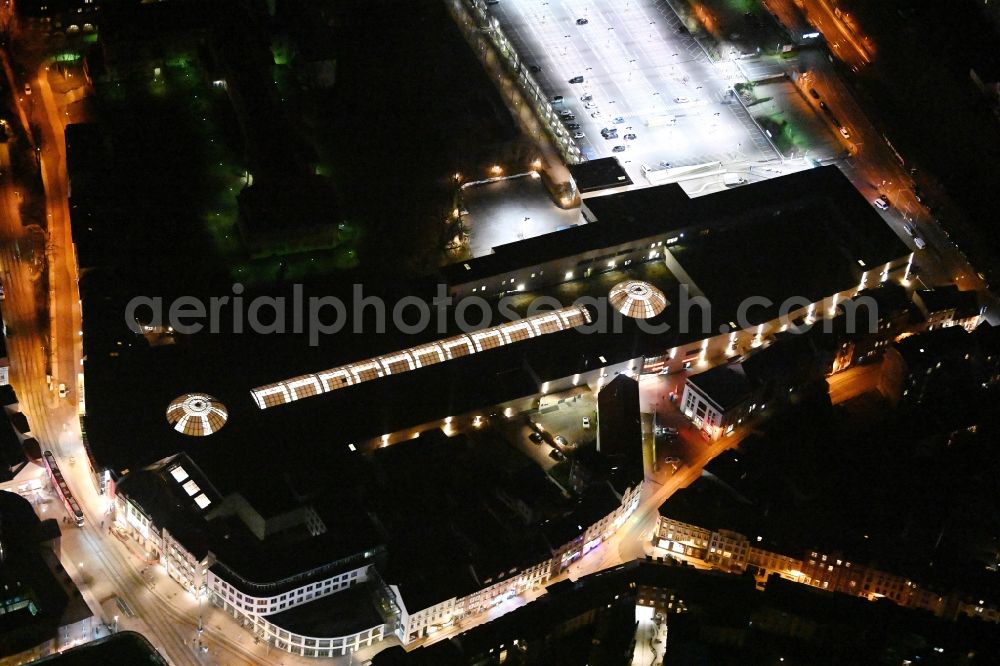 Aerial photograph at night Schwerin - Night lighting Cityscape of downtown at the Marienplatz with the shopping center Castle Park Center of the ECE group in Schwerin in Mecklenburg - Western Pomerania