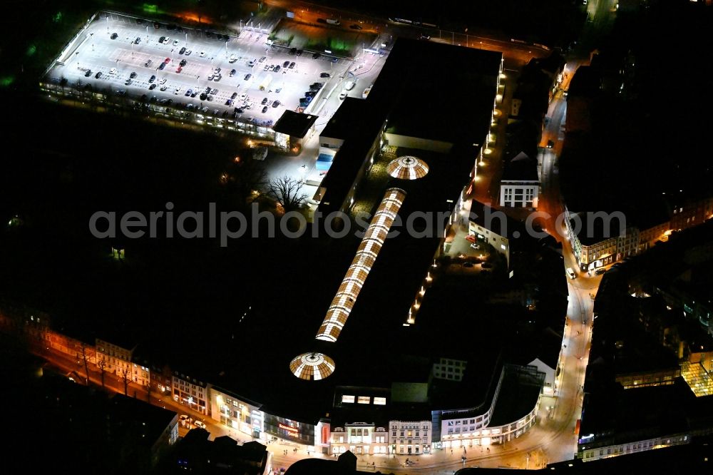 Aerial image at night Schwerin - Night view cityscape of downtown at the Marienplatz with the shopping center Castle Park Center of the ECE group in Schwerin in Mecklenburg - Western Pomerania