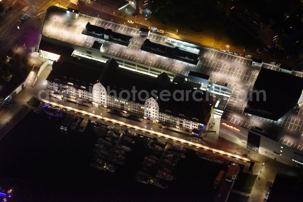 Berlin at night from the bird perspective: Night image with a view of the shopping mall Tempelhofer Hafen and Ullsteinhaus on Tempelhofer Damm in the district of Tempelhof in Berlin