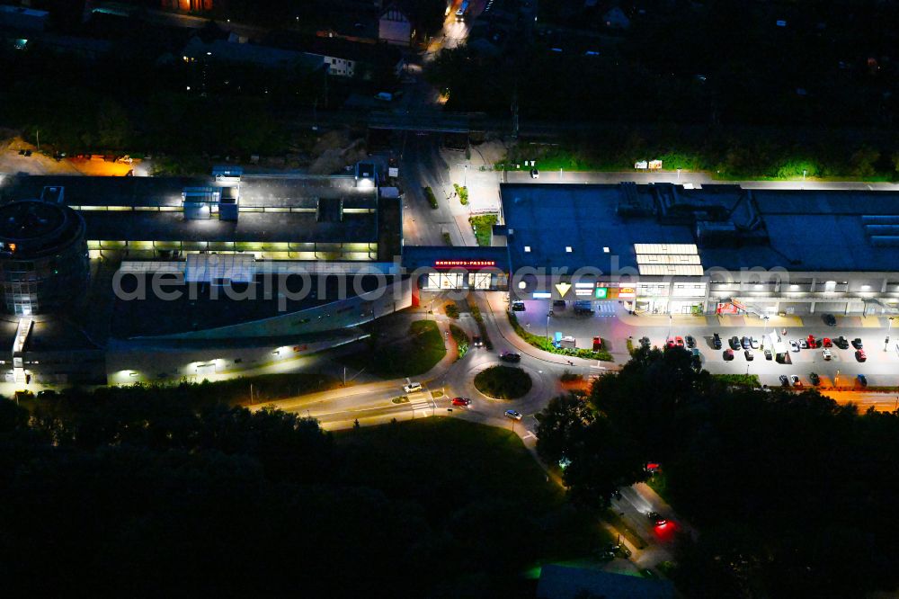Aerial photograph at night Bernau - Night lighting building of the shopping center Bahnhofs-Passage Bernau in Bernau in the state Brandenburg, Germany