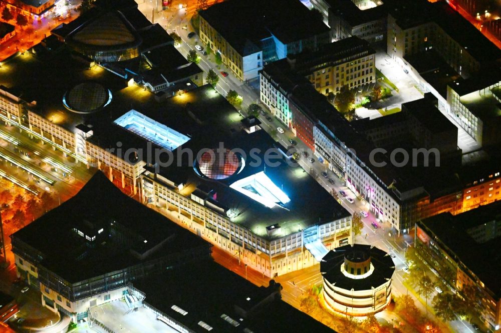 Saarbrücken at night from the bird perspective: Night lighting building of the shopping center EUROPA - Galerie in the district Sankt Johann in Saarbruecken in the state Saarland, Germany