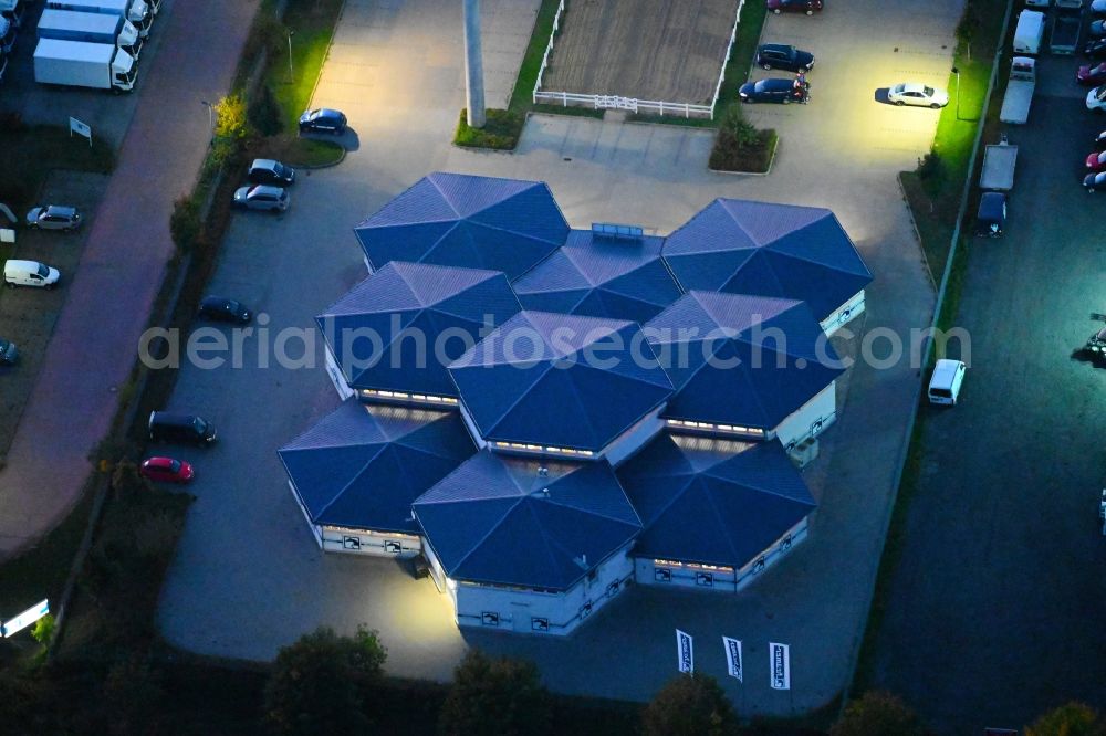 Ahrensfelde at night from the bird perspective: Night lighting building of the shopping center Kraemer MEGA STORE on Zeppelinstrasse in the district Blumberg in Ahrensfelde in the state Brandenburg, Germany