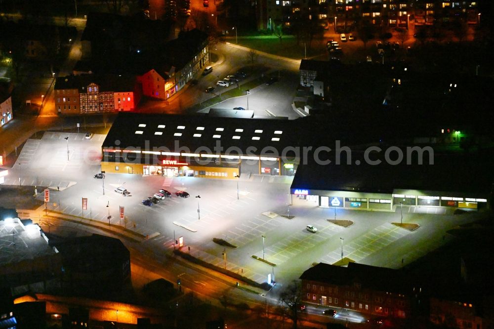 Aerial photograph at night Mühlhausen - Night lighting building of the shopping center REWE and ALDI am Kreuzgraben in Muehlhausen in the state Thuringia, Germany