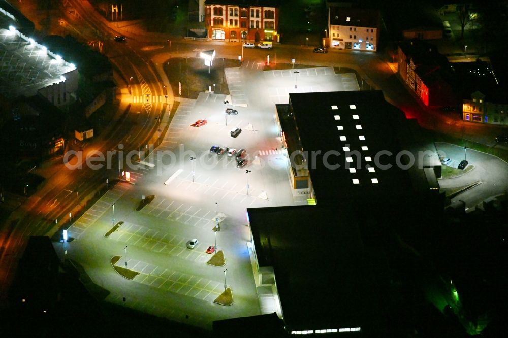 Aerial image at night Mühlhausen - Night lighting building of the shopping center REWE and ALDI am Kreuzgraben in Muehlhausen in the state Thuringia, Germany