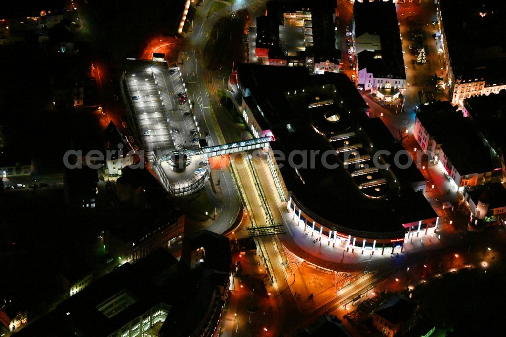 Aerial image at night Plauen - Night lighting building of the shopping center Stadt-Galerie Plauen on place Postplatz in Plauen in Vogtland in the state Saxony, Germany