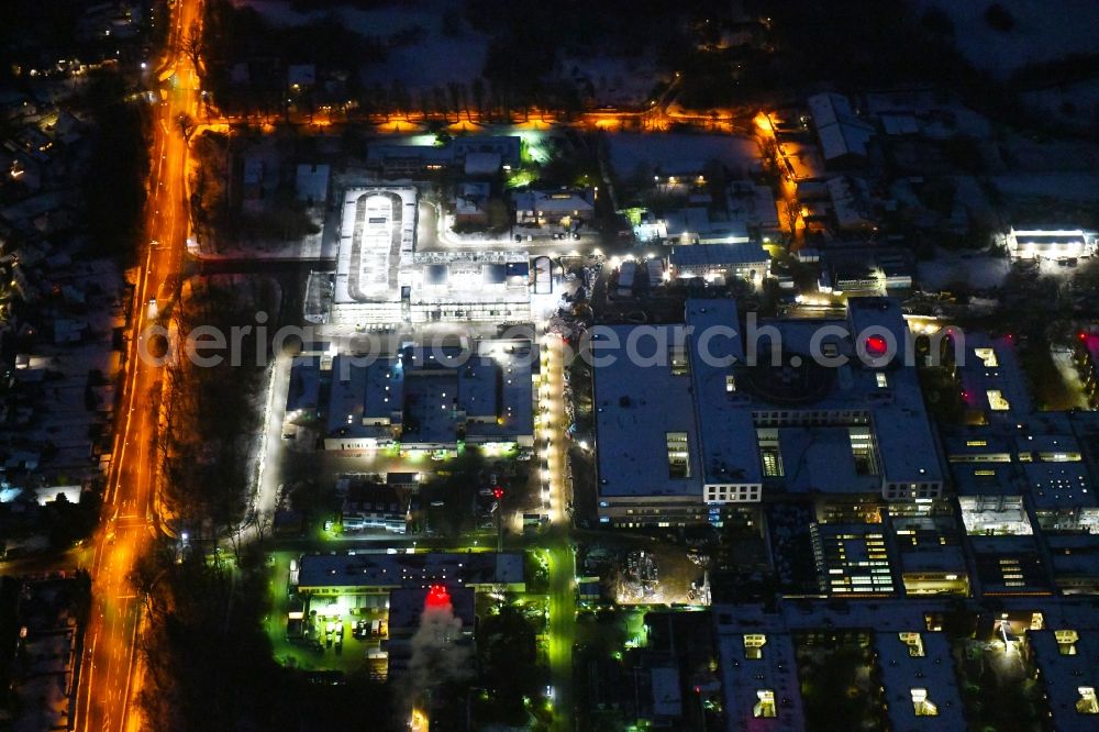 Lübeck at night from above - Night lighting construction site for a new extension to the hospital grounds UKSH Universitaetsklinikum Schleswig-Holstein in the district St. Juergen in Luebeck in the state Schleswig-Holstein, Germany