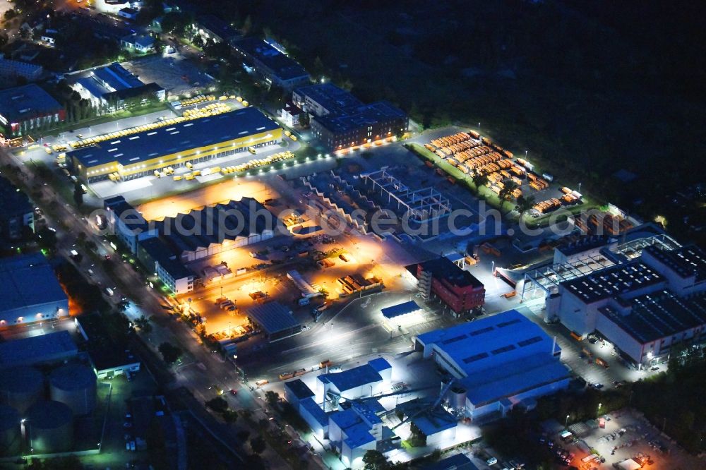 Berlin at night from the bird perspective: Night lighting construction site on building and production halls on the premises of Berliner Stadtreinigungsbetriebe on Gradestrasse in the district Britz in Berlin, Germany
