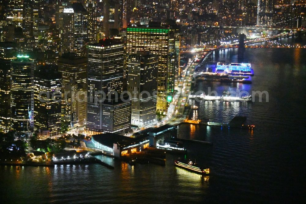 New York at night from the bird perspective: Night lighting Ride a ferry ship Staten Island Ferry on Hochhaus - Skyline on FDR Drive in the district Manhattan in New York in United States of America