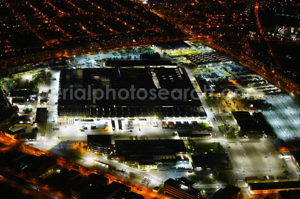 Mannheim at night from the bird perspective: Night lighting buildings and production halls on the vehicle construction site John Deere Europe on street John-Deere-Strasse in the district Lindenhof in Mannheim in the state Baden-Wurttemberg, Germany