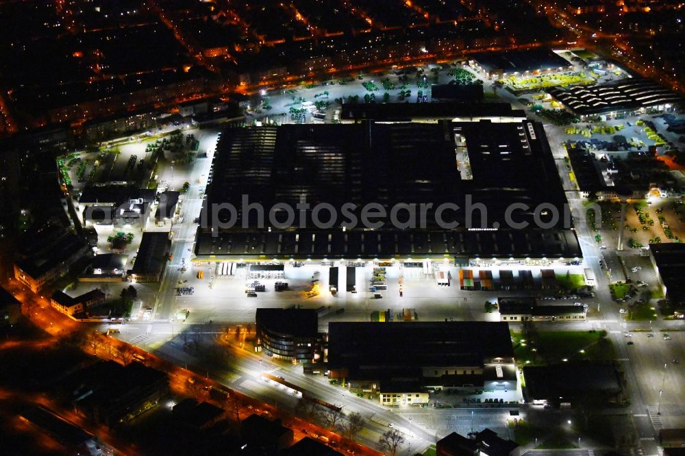Aerial photograph at night Mannheim - Night lighting buildings and production halls on the vehicle construction site John Deere Europe on street John-Deere-Strasse in the district Lindenhof in Mannheim in the state Baden-Wurttemberg, Germany