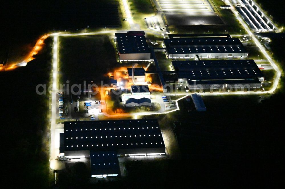 Aerial photograph at night Eisenach - Night lighting buildings and production halls on the vehicle construction site der Robert Bosch Fahrzeugelektrik Eisenach GmbH on Robert-Bosch-Allee in the district Duerrerhof in Eisenach in the Thuringian Forest in the state Thuringia, Germany