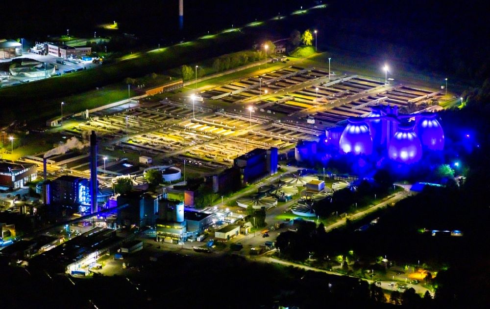 Bottrop at night from the bird perspective: Night lighting sewage works Basin and purification steps for waste water treatment in Bottrop at Ruhrgebiet in the state North Rhine-Westphalia, Germany
