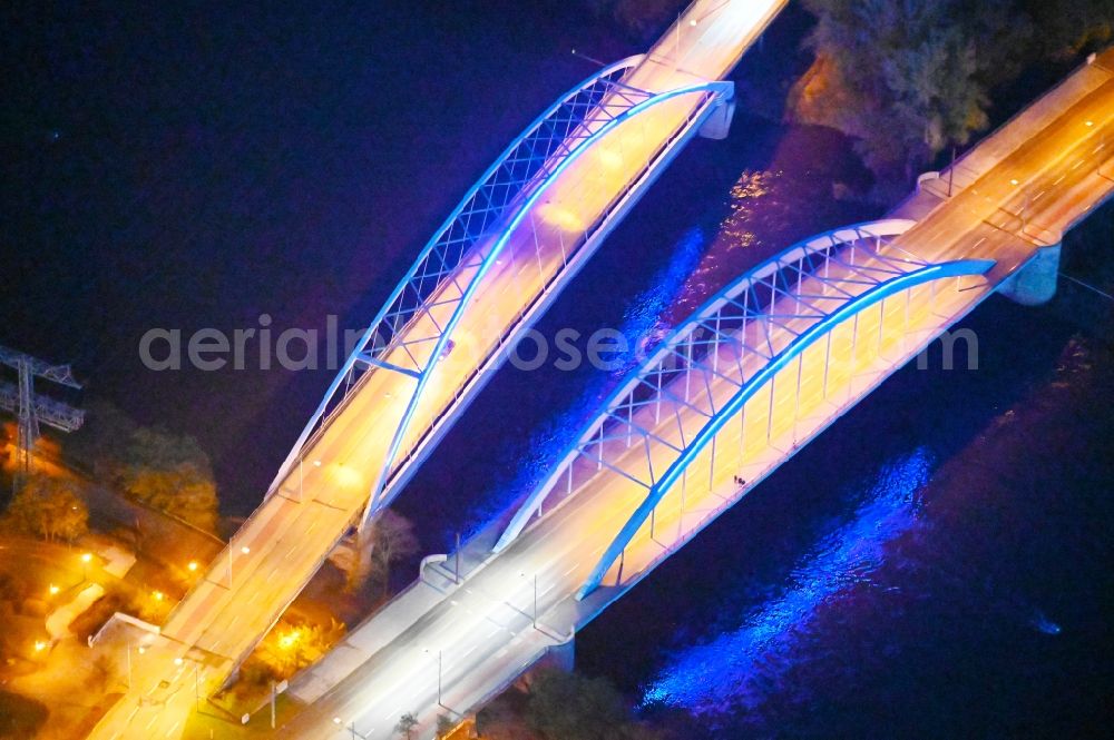 Magdeburg at night from the bird perspective: Night lighting River - bridge construction about the Elbe in Magdeburg in the state Saxony-Anhalt, Germany
