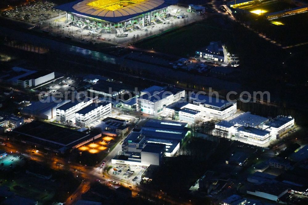 Wolfsburg at night from the bird perspective: Night lighting Research building and office complex VOLKE Entwicklungsring SE on Daimlerstrasse in the district Hesslingen in Wolfsburg in the state Lower Saxony, Germany