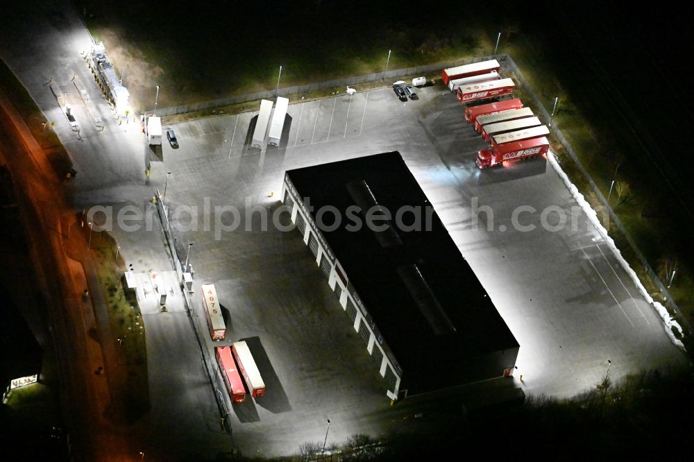 Aerial image at night Reinfeld - Night lighting car wash building - car wash LKW-Waschcenter on Barnitzer Strasse in the district Klein Barnitz in Reinfeld in the state Schleswig-Holstein, Germany