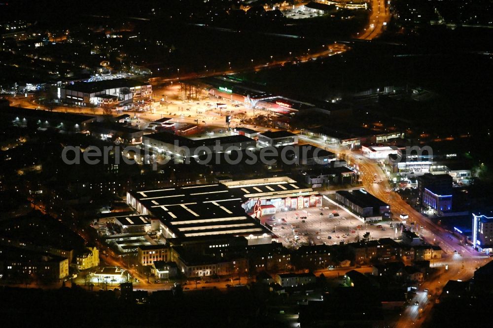 Aerial image at night Lübeck - Night lighting building of the construction market BAUHAUS Luebeck Bei of Lohmuehle in Luebeck in the state Schleswig-Holstein, Germany