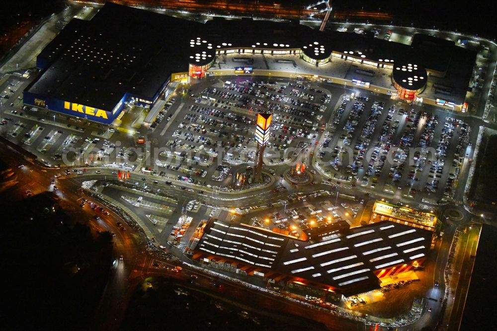 Lübeck at night from the bird perspective: Night lighting building of the construction market HORNBACH in the district Daenischburg - Siems - Rangenberg - Wallberg in Luebeck in the state Schleswig-Holstein, Germany