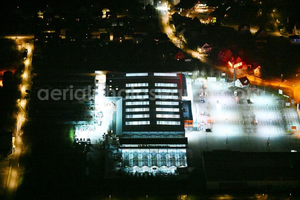 Eisenach at night from the bird perspective: Night lighting building of the construction market on Stadtmarkt in the district Stregda in Eisenach in the Thuringian Forest in the state Thuringia, Germany