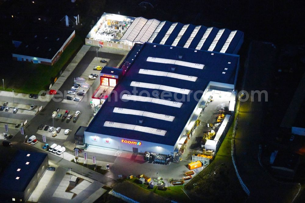 Aerial image at night Stade - Night lighting building of the construction market toom on Freiburger Strasse in Stade in the state Lower Saxony, Germany