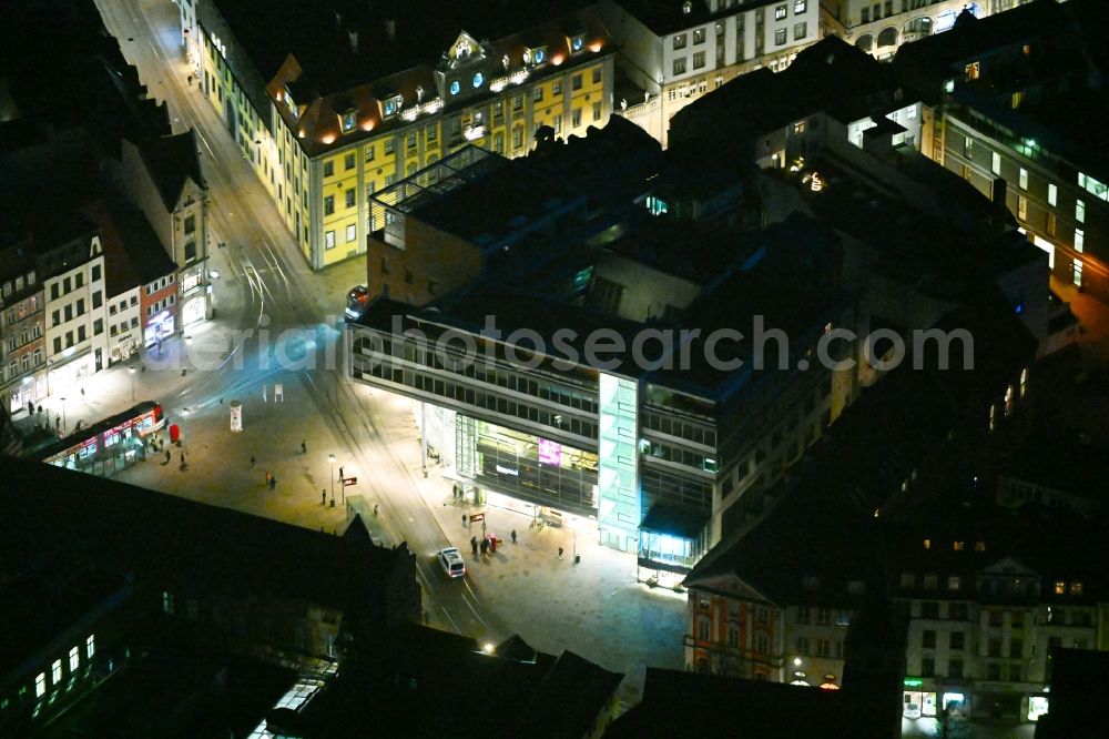 Aerial image at night Erfurt - Night lighting building and office complex of Buchhandlung Hugendubel in Erfurt in the state Thuringia, Germany