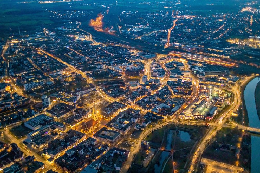 Aerial photograph at night Hamm - Night lighting building of the shopping center Allee-Center of the ECE projectmanagement with parking level in Hamm in the state North Rhine-Westphalia. In the picture as well the Ritter Passage