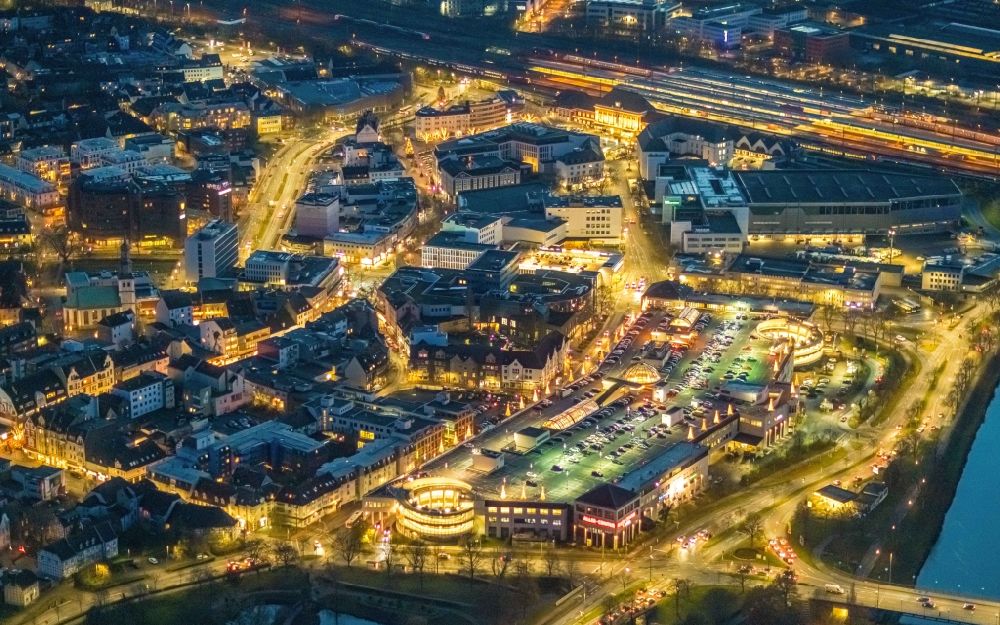 Hamm at night from above - Night lighting building of the shopping center Allee-Center of the ECE projectmanagement with parking level in Hamm in the state North Rhine-Westphalia. In the picture as well the Ritter Passage