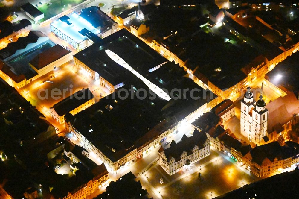 Lutherstadt Wittenberg at night from the bird perspective: Night lighting Building of the shopping center ARSENAL in Lutherstadt Wittenberg in the state Saxony-Anhalt