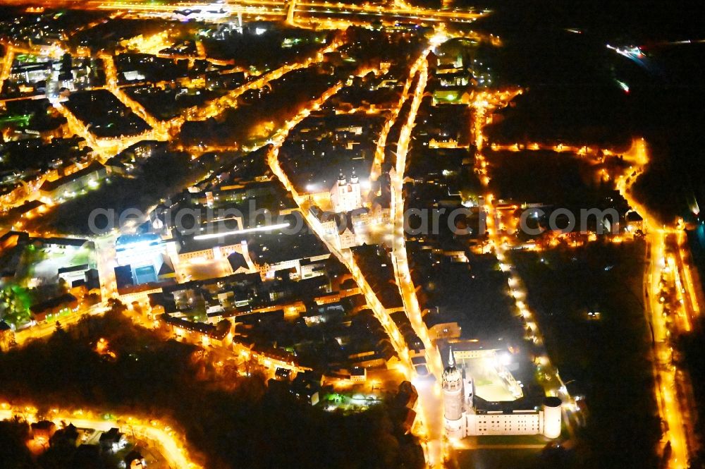 Lutherstadt Wittenberg at night from the bird perspective: Night lighting Building of the shopping center ARSENAL in Lutherstadt Wittenberg in the state Saxony-Anhalt