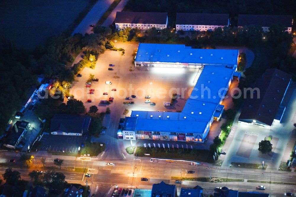 Aerial image at night Berlin - Night view building of the shopping center in the Myslowitzer street with a branch of Kaisers Tengelmann GmbH, ALDI Nord and Rossmann in the district Marzahn-Hellersdorf in Berlin