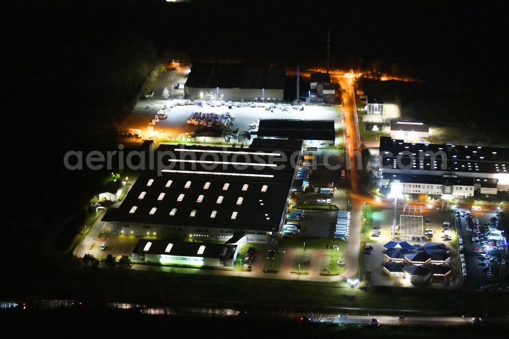 Aerial photograph at night Ahrensfelde - Night lighting building of the wholesale center Bergmann & Franz Profiverkauf on Ehrig-Hahn-Strasse in the district Blumberg in Ahrensfelde in the state Brandenburg, Germany