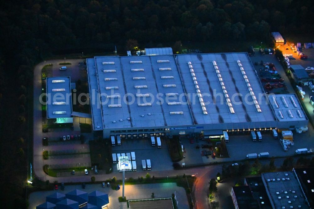 Aerial image at night Ahrensfelde - Night lighting building of the wholesale center Bergmann & Franz Profiverkauf on Ehrig-Hahn-Strasse in the district Blumberg in Ahrensfelde in the state Brandenburg, Germany