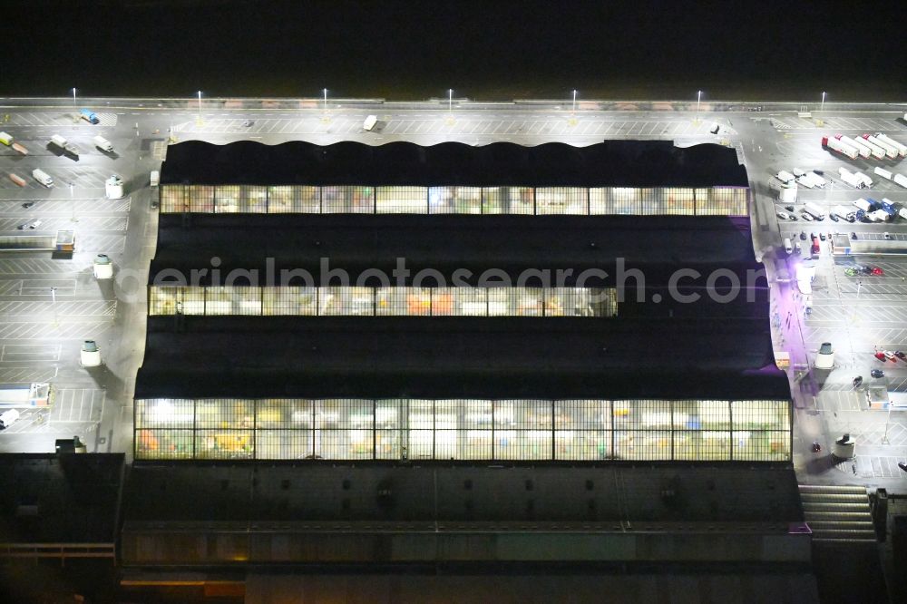 Aerial photograph at night Hamburg - Night lighting building of the wholesale center fuer Blumen , Obst and Gemuese in the district Hammerbrook in Hamburg, Germany