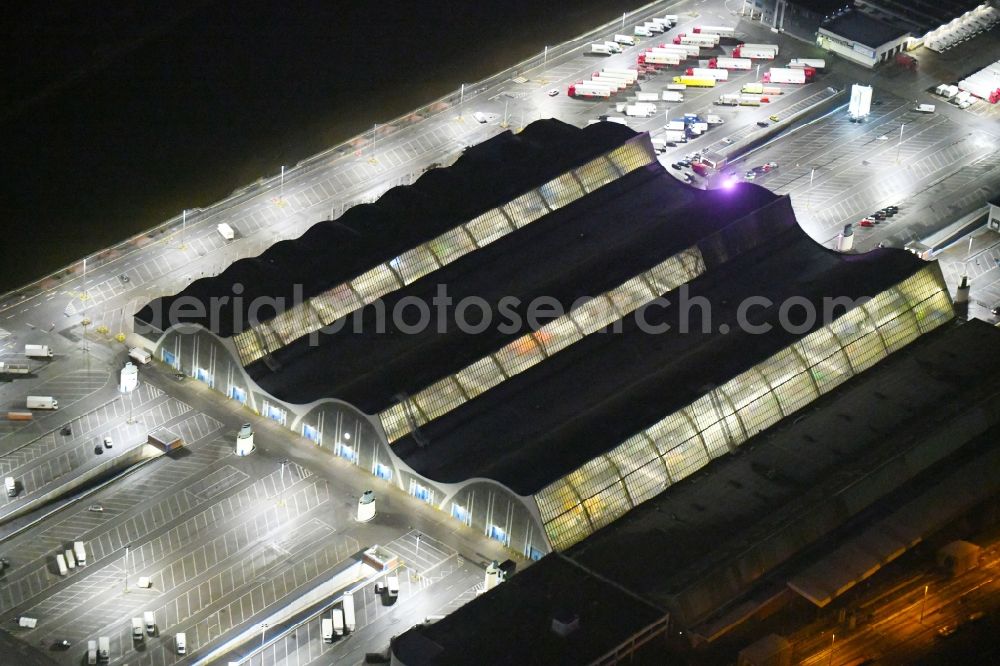 Hamburg at night from the bird perspective: Night lighting building of the wholesale center fuer Blumen , Obst and Gemuese in the district Hammerbrook in Hamburg, Germany
