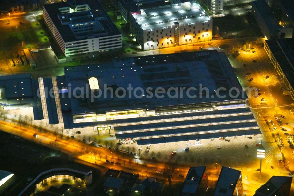 Aerial image at night Düsseldorf - Night lighting building of the wholesale center METRO on Schlueterstrasse in the district Flingern-Nord in Duesseldorf in the state North Rhine-Westphalia, Germany
