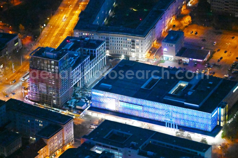 Magdeburg at night from the bird perspective: Night lighting building of department store chain Galeria Karstadt in Magdeburg in the state Saxony-Anhalt