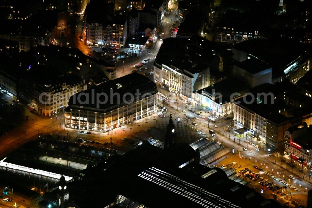 Aerial photograph at night Hamburg - Night lighting building of the theater playhouse Ohnsorg-Theater on Heidi-Kabel-Platz in the district of Sankt Georg in Hamburg, Germany