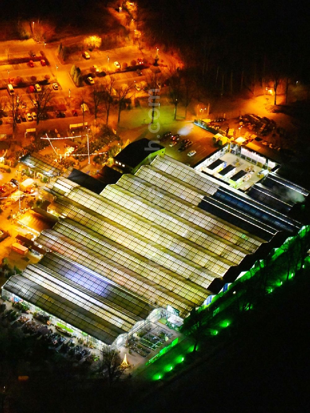 Aerial photograph at night Hohen Neuendorf - Night lighting Building of Store plant market Pflanzen-Koelle Gartencenter GmbH & Co. KG on Rosenstrasse in the district Borgsdorf in Hohen Neuendorf in the state Brandenburg, Germany