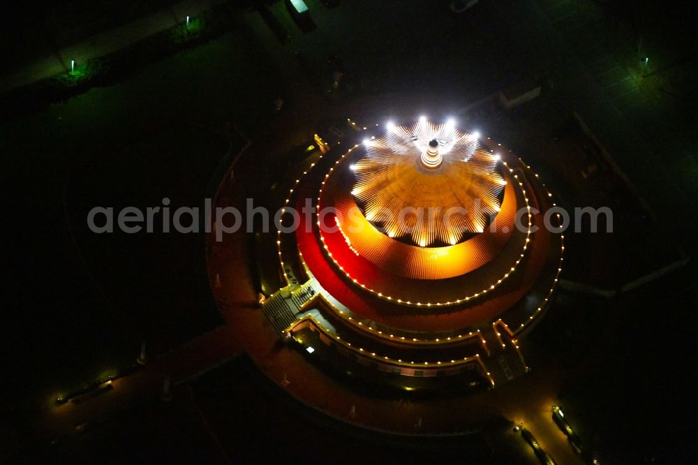 Hohen Neuendorf at night from the bird perspective: Night lighting Building of the restaurant Himmelspagode in Hohen Neuendorf in the state Brandenburg, Germany