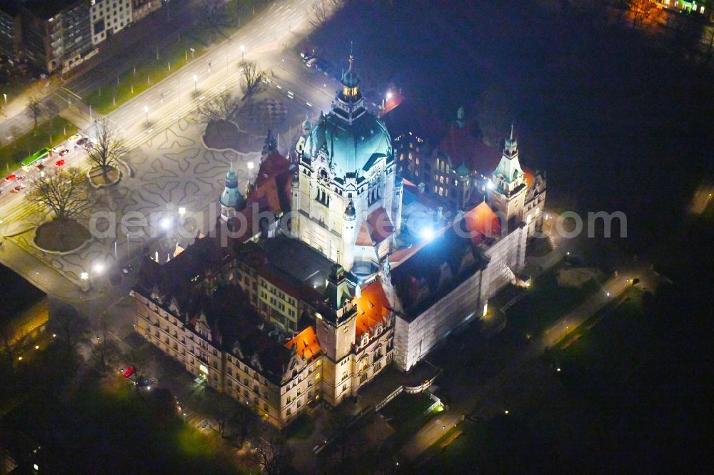 Hannover at night from the bird perspective: Night lighting City hall and administration building Neues Rathaus on Trammplatz square in Hannover in the state of Lower Saxony. The building is located on the pond Maschteich in the historical city center