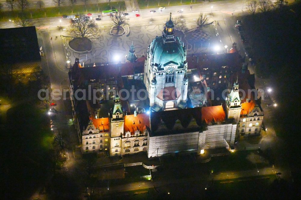Aerial photograph at night Hannover - Night lighting City hall and administration building Neues Rathaus on Trammplatz square in Hannover in the state of Lower Saxony. The building is located on the pond Maschteich in the historical city center