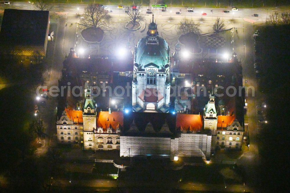 Aerial image at night Hannover - Night lighting City hall and administration building Neues Rathaus on Trammplatz square in Hannover in the state of Lower Saxony. The building is located on the pond Maschteich in the historical city center