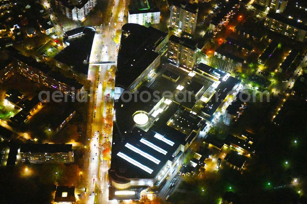 Aerial photograph at night Berlin - Night lighting Building complex of the shopping mall Gropiuspassagen on Johannisthaler Chaussee in the Gropiusstadt part of the district of Neukoelln in Berlin in Germany