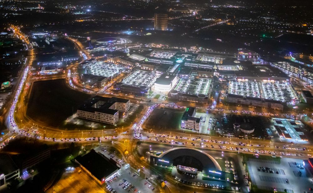 Aerial photograph at night Oberhausen - Night lighting building complex of the shopping mall Centro in Oberhausen in the state of North Rhine-Westphalia. The mall is the heart of the Neue Mitte part of the city and is located on Osterfelder Strasse