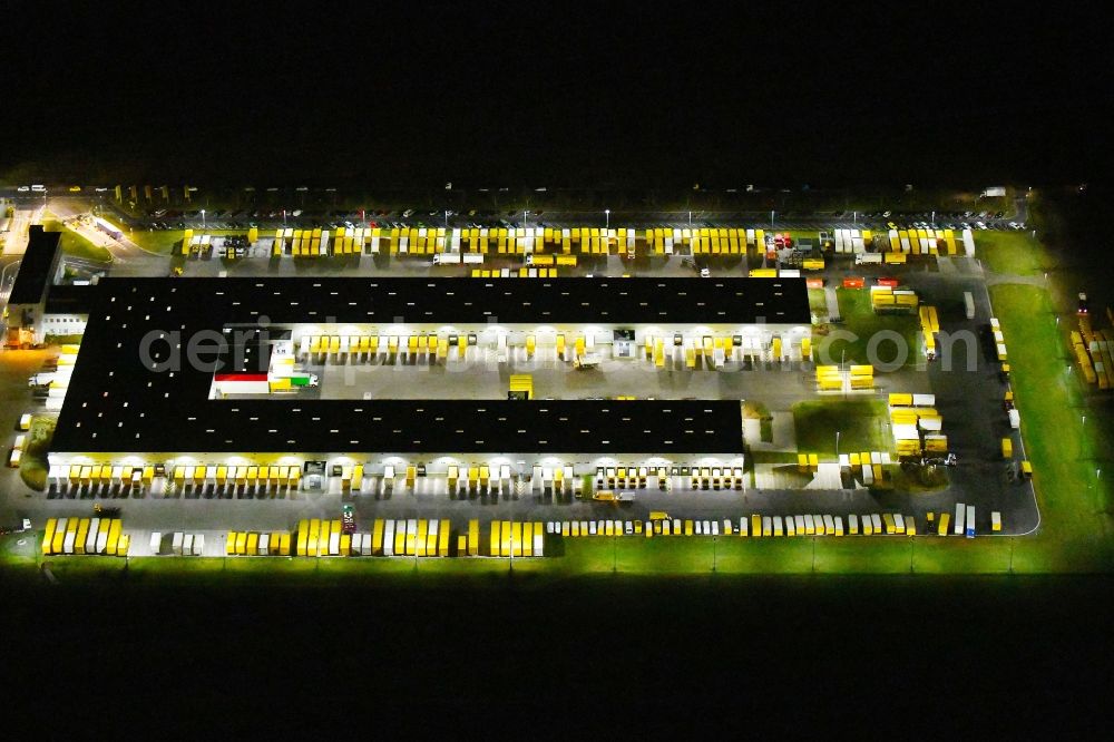 Aerial image at night Börnicke - Night lighting Building complex and grounds of the logistics center DHL Frachtzentrum Boernicke Nord on Poststrasse in Boernicke in the state Brandenburg, Germany