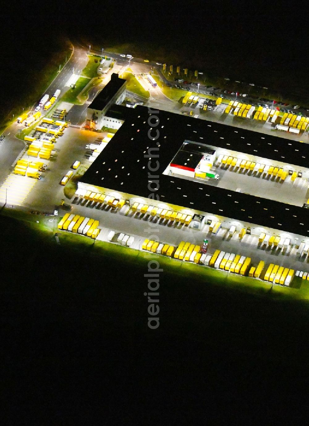 Aerial image at night Börnicke - Night lighting Building complex and grounds of the logistics center DHL Frachtzentrum Boernicke Nord on Poststrasse in Boernicke in the state Brandenburg, Germany