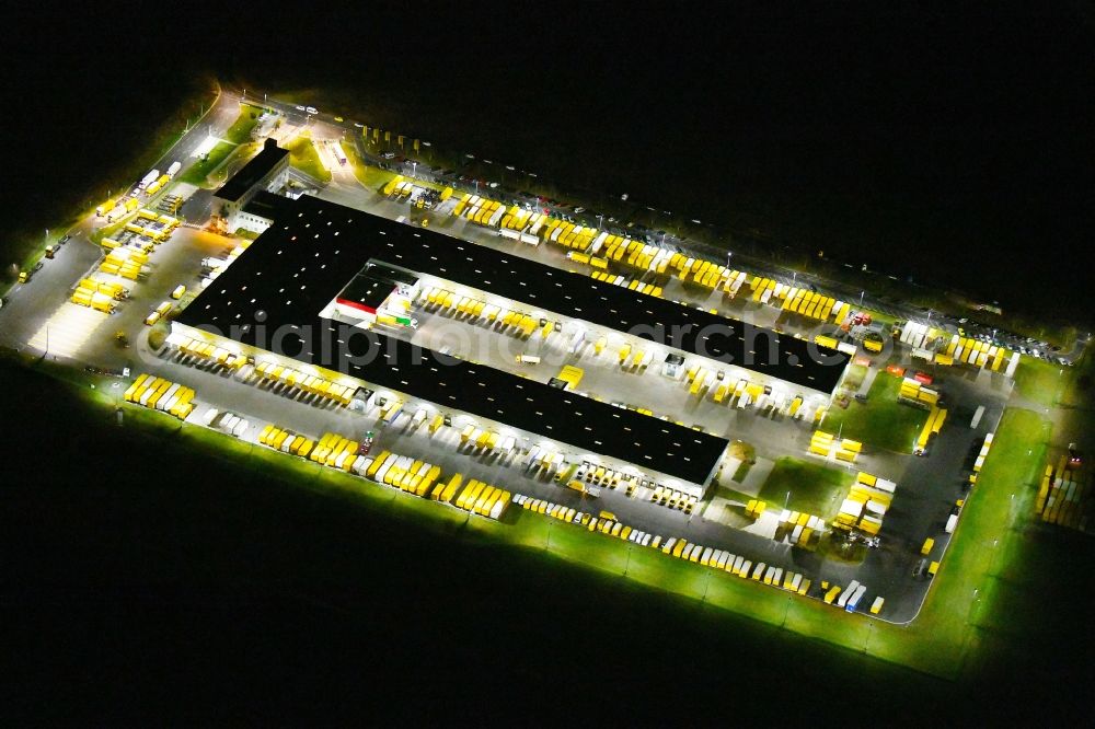 Börnicke at night from the bird perspective: Night lighting Building complex and grounds of the logistics center DHL Frachtzentrum Boernicke Nord on Poststrasse in Boernicke in the state Brandenburg, Germany