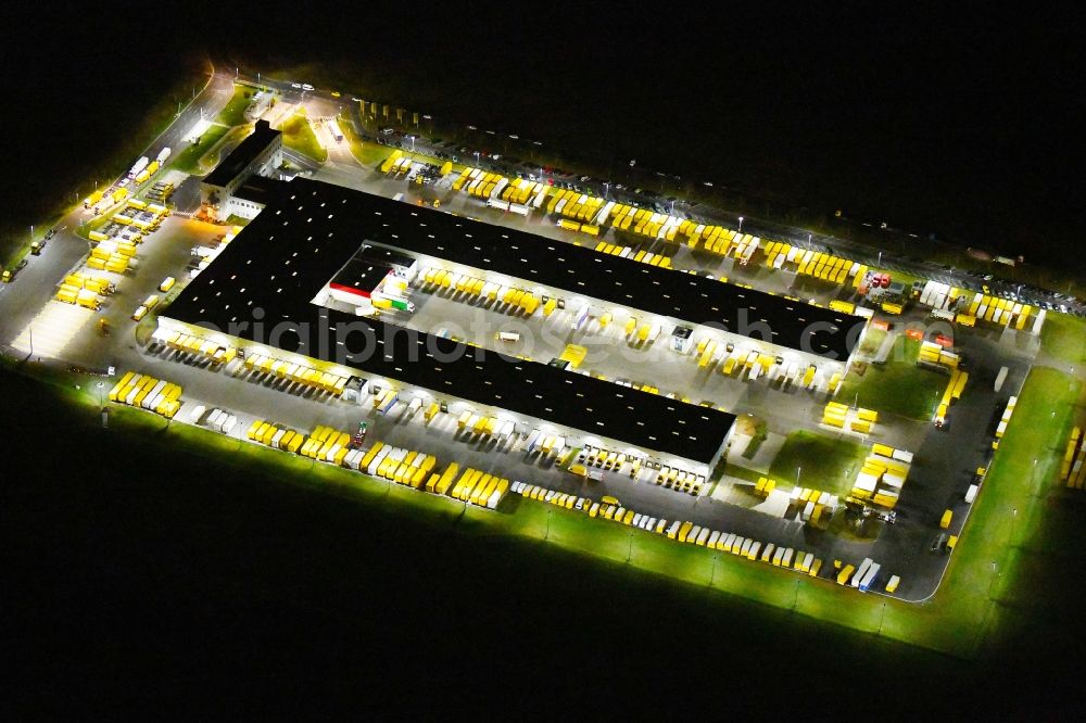 Aerial photograph at night Börnicke - Night lighting Building complex and grounds of the logistics center DHL Frachtzentrum Boernicke Nord on Poststrasse in Boernicke in the state Brandenburg, Germany