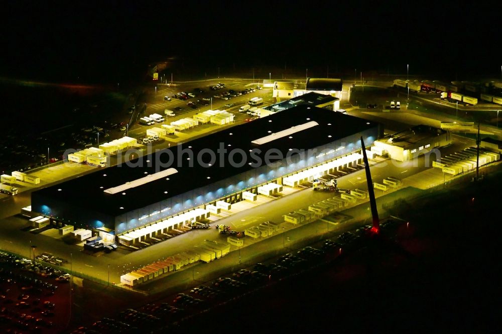 Aerial photograph at night Etzin - Night lighting building complex and grounds of the logistics center of Hermes Germany GmbH in Etzin in the state Brandenburg, Germany