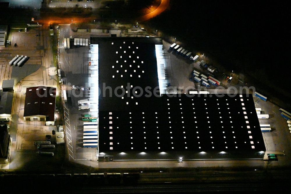 Aerial photograph at night Markranstädt - Night lighting building complex and grounds of the logistics center of Kuehne + Nagel (AG & Co.) KG Am Glaeschen in Markranstaedt in the state Saxony, Germany