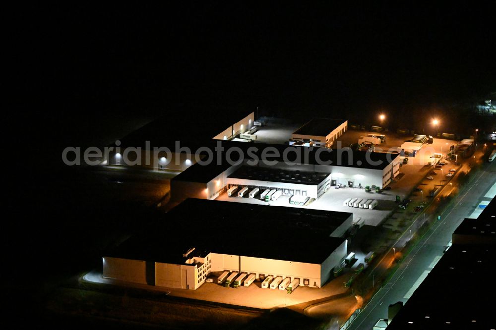 Schleinitz at night from the bird perspective: Night lighting building complex and grounds of the logistics center of Offergeld Logistik GmbH & Co. oHG on street Pretzscher Weg in Schleinitz in the state Saxony-Anhalt, Germany